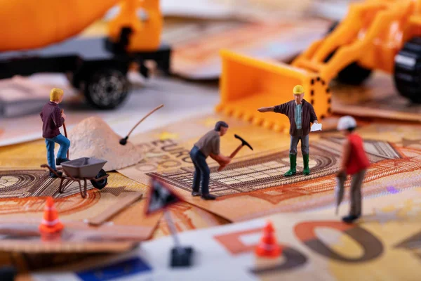 Conceito de negócio de construção - equipe de trabalhadores trabalhando duro para ouvir — Fotografia de Stock