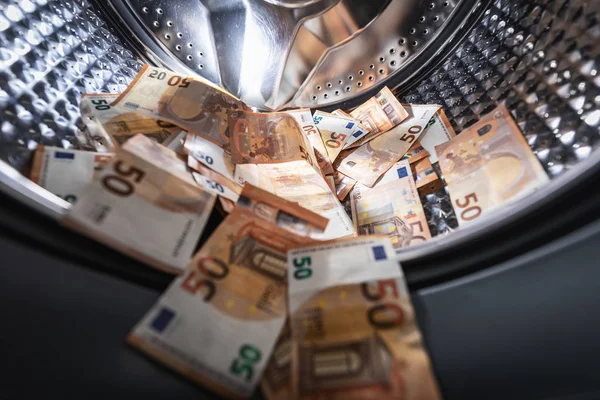 Geldwäschekonzept - Euro-Banknoten in der Waschmaschine — Stockfoto