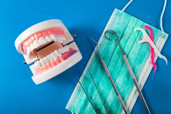 Tandläkare verktyg och utrustning på blå bakgrund. uppifrån och — Stockfoto