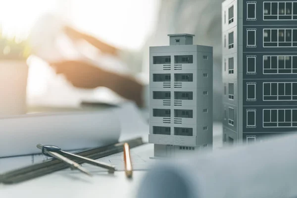 Масштабні моделі будинків і малюнки на столі в архітектурному офісі — стокове фото