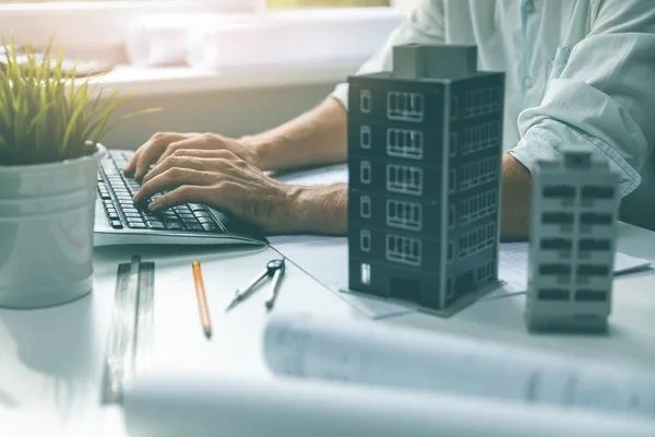 Architect werkt op computer in Office typen op toetsenbord — Stockfoto