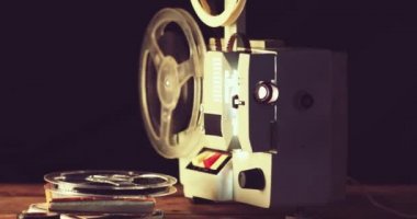 karanlık odada çalışan retro 8mm film projektörü. dolly atış