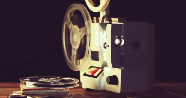 复古8毫米电影投影机在黑暗的房间工作 多莉拍摄 — 图库视频影像