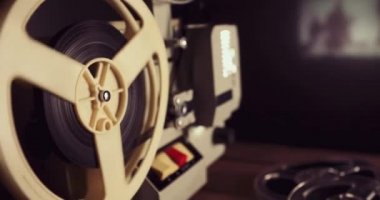 koyu bir odada duvara eski film gösteren vintage 8mm film projektörü. dolly atış