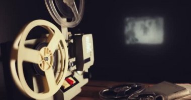 karanlık odada duvara film gösteren retro 8mm film projektörü