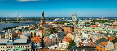 Riga cityscape eski şehir ve nehir Daugava güneşli yaz d