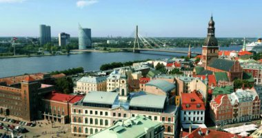 Daugava Nehri'ne eski şehir üzerinde havadan görünümü. Riga Letonya