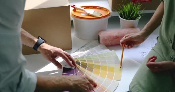 Amélioration Maison Homme Femme Choisissant Couleur Peinture Swatch Pour Nouvel — Video