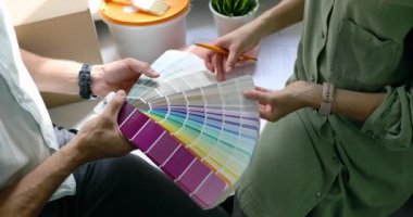 insanlar tartışmak ve yeni ev iç tasarım için swatch boya rengi seçimi