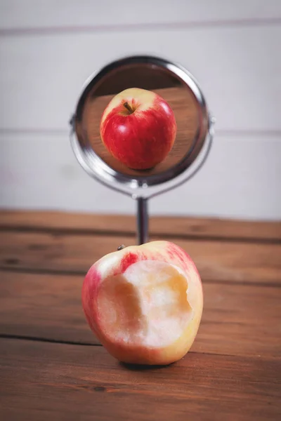 Expectativas y concepto de realidad - manzana mordida con mir perfecto —  Fotos de Stock