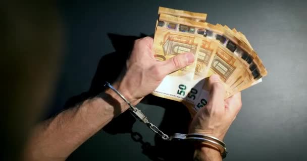 Concetto Criminalità Finanziaria Mani Con Manette Contando Soldi Euro — Video Stock