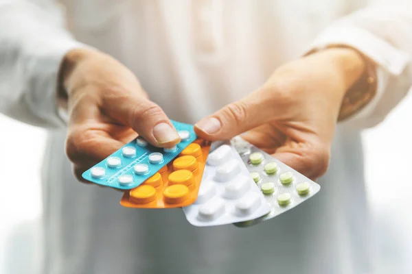 Farmacia - mani di donna che tengono confezioni blister con pillole — Foto Stock