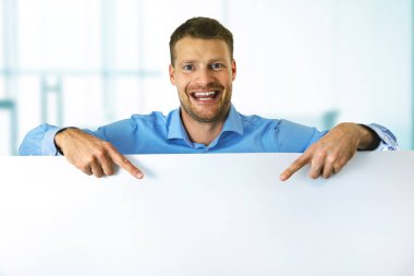 kopya alanı ile beyaz boş tahta işaret genç gülümseyen adam