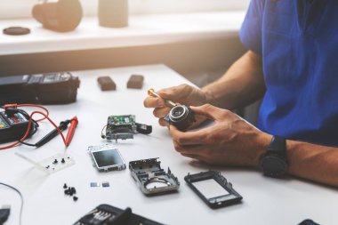 ofiste kırık dijital kamera lensi tamir teknisyeni