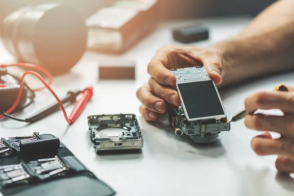 Reparaturservice für elektronische Geräte - Mann installiert neues Display auf — Stockfoto