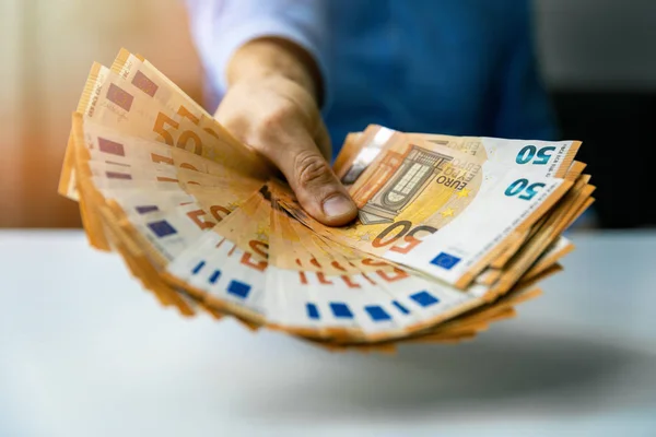 Consumenten lening of prijs geld concept-hand met eurobankbiljetten — Stockfoto