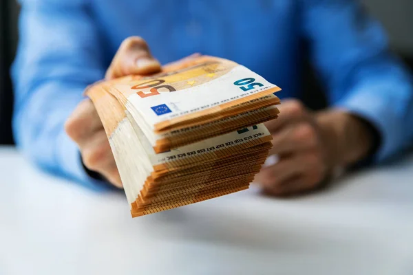 Salaris, geldlening of prijs concept-hand geeft cash geld — Stockfoto