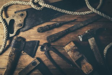 ahşap tahta arka plan üzerinde eski paslı el aletleri. üst görünüm