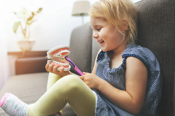 Santé dentaire de l'enfant - petite fille formation sur le modèle comment brosser — Photo