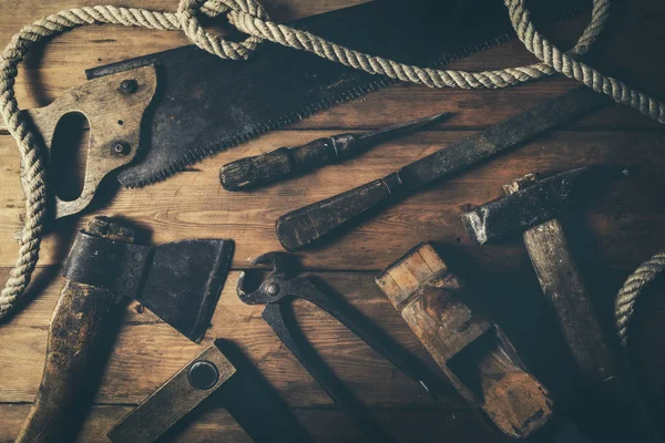 ahşap tahta arka plan üzerinde eski paslı el aletleri. üst görünüm