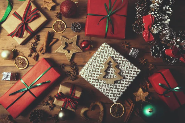 Fundo de natal - presentes embrulhados e decorações em t de madeira — Fotografia de Stock