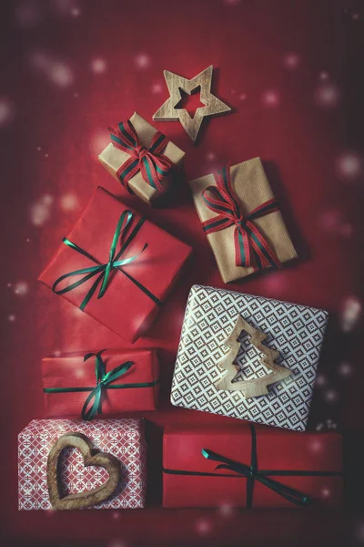 Kırmızı arka plan üzerinde hediye kutularından soyut noel ağacı — Stok fotoğraf