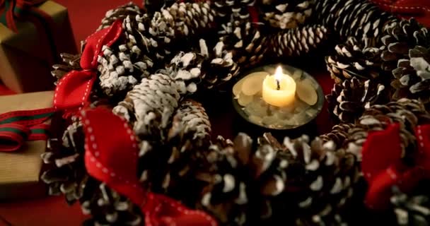 Brennende Kerze Adventskranz Und Verpackte Weihnachtsgeschenke Kugelstoßer — Stockvideo