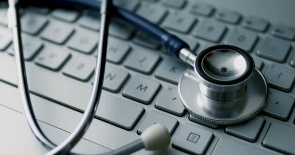 Estetoscopio Médico Teclado Portátil Servicio Reparación Computadoras Concepto Salud Electrónica — Vídeos de Stock