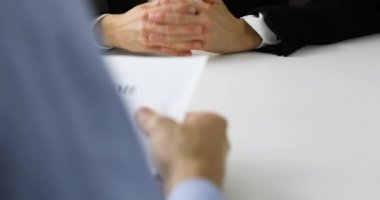 Bir iş görüşmesinde mülakat ve aday tartışması