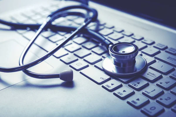 Medicinsk stetoskop på laptop tangentbord. datordiagnostik eller e-hälsa — Stockfoto