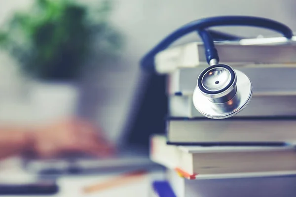 Estudiante de medicina que estudia en la biblioteca — Foto de Stock