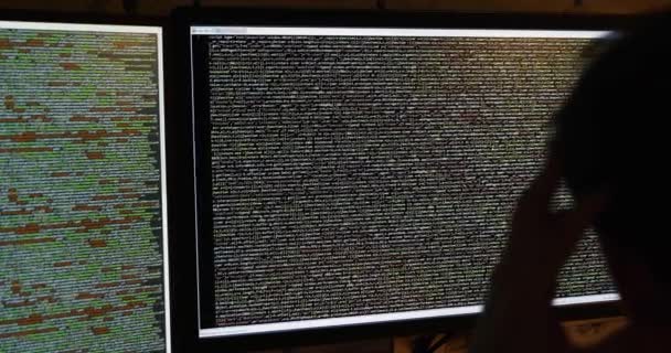 Programador Trabalhando Quarto Escuro Código Rolagem Tela Computador — Vídeo de Stock
