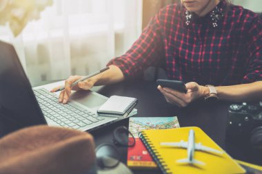 Tatil yapmayı planlayan genç kadınlar rezervasyon yaptırıyor ve internetten bilgi arıyor