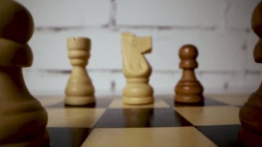 Satranç tahtasındaki tahta satranç taşları. Doli çekim