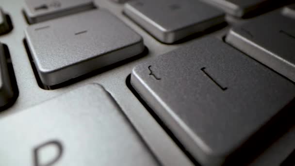Rutschen Über Die Tastatur Des Laptops Schlüssel Eingeben — Stockvideo