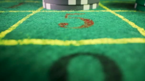 赌场赌博筹码在轮盘赌绿色的感觉桌子上 特写玩具枪 — 图库视频影像