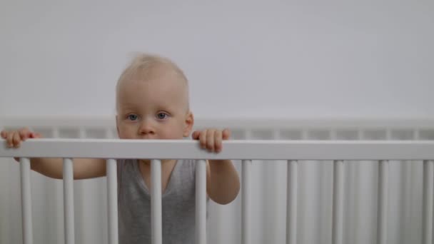 Niedlich Lächelnder Kleiner Junge Spielt Kinderbett — Stockvideo