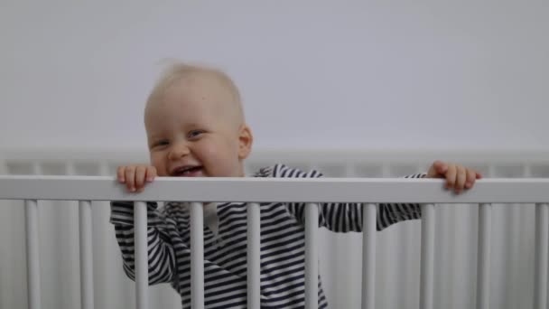 Schattig Glimlachen Baby Jongen Spelen Bedje — Stockvideo