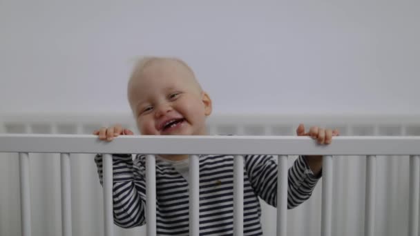 Schattig Glimlachen Baby Jongen Spelen Bedje — Stockvideo