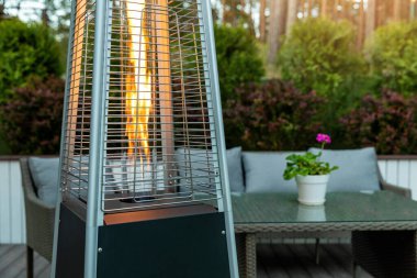 Açık hava gaz piramit ısıtıcısı terasta çalışıyor