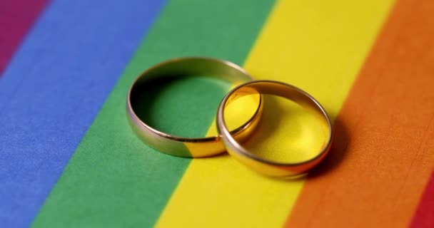 Concetto Matrimonio Omosessuale Due Fedi Nuziali Sulla Bandiera Arcobaleno Lgbt — Video Stock