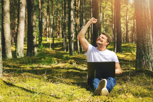 Alegre Freelancer Con Mano Levantada Trabajando Aire Libre — Foto de Stock