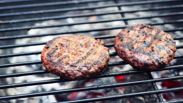 Beef Burger Fleisch Kochen Auf Holzkohlegrill Freien Kugelstoßer — Stockvideo