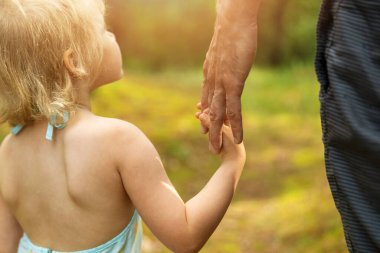 baba-kız bağı ve ilişki kavramı - çocuk anne-babayla el ele tutuşur