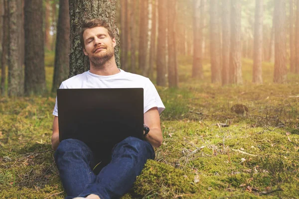 Afgelegen Werk Natuur Man Met Laptop Ontspannen Het Bos — Stockfoto