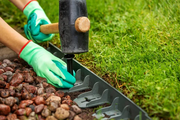 Installing Plastic Lawn Edging Garden — Φωτογραφία Αρχείου