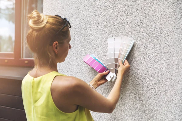 Designer Wählt Farbe Für Haus Außen Stuckfassade — Stockfoto