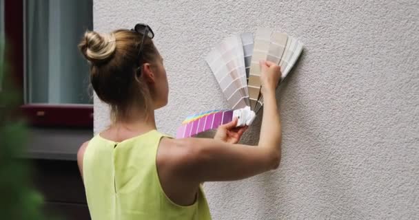 Vrouw Kiezen Verf Kleur Voor Huis Buitenkant Gevel — Stockvideo