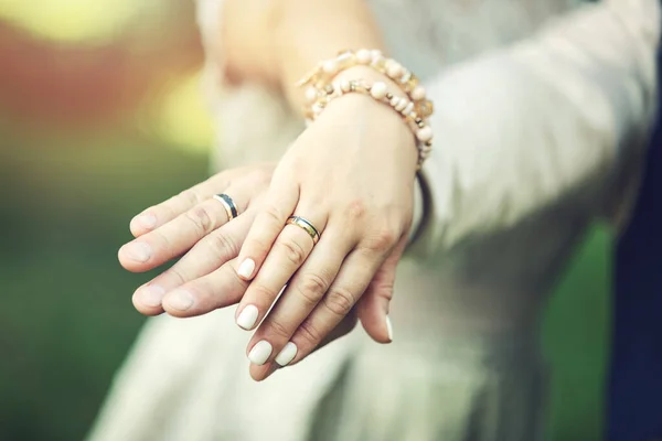 新郎和新娘手上的结婚戒指 — 图库照片