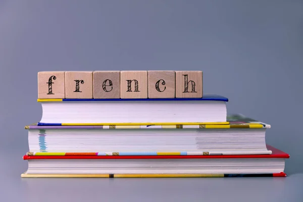 Französisch Sprachkurs Und Lernkonzept Bücherstapel Mit Holzklötzen — Stockfoto